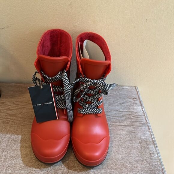 Tommy Hilfiger Tamar Rain Boots- Medium Red- Size 6M - NIB - Picture 2 of 7